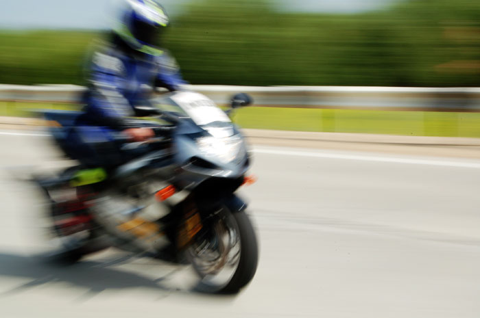 Мотоциклист сбил прохожего на «зебре»